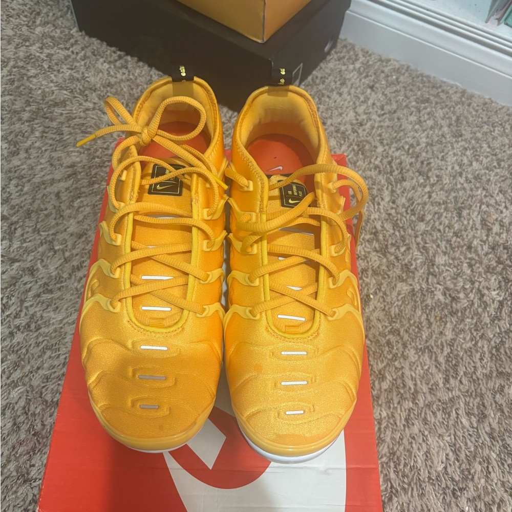 Nike Women’s Yellow Air VaporMax Plus Smiley Sneakers - Picture 2 of 6